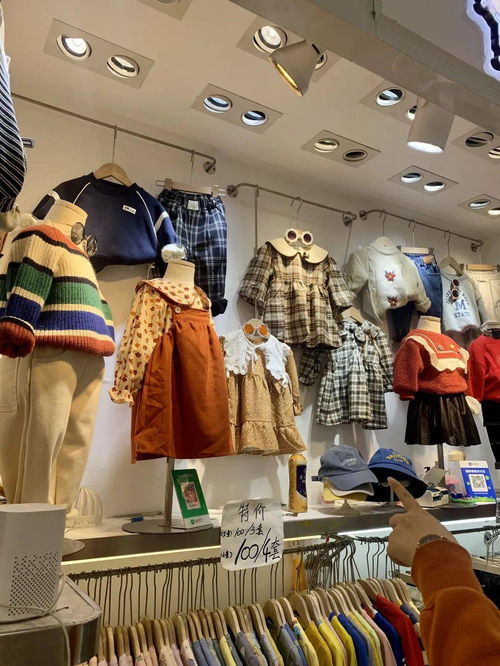 服裝批發(fā)市場清倉指南 100元3件靚衫VS 20元買牛仔褲，哪里更抵？